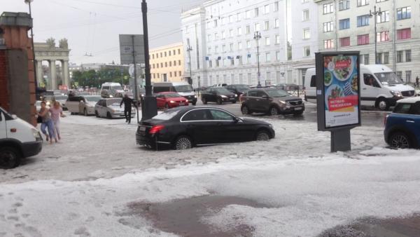 Питерцы увязли в граде: видео
